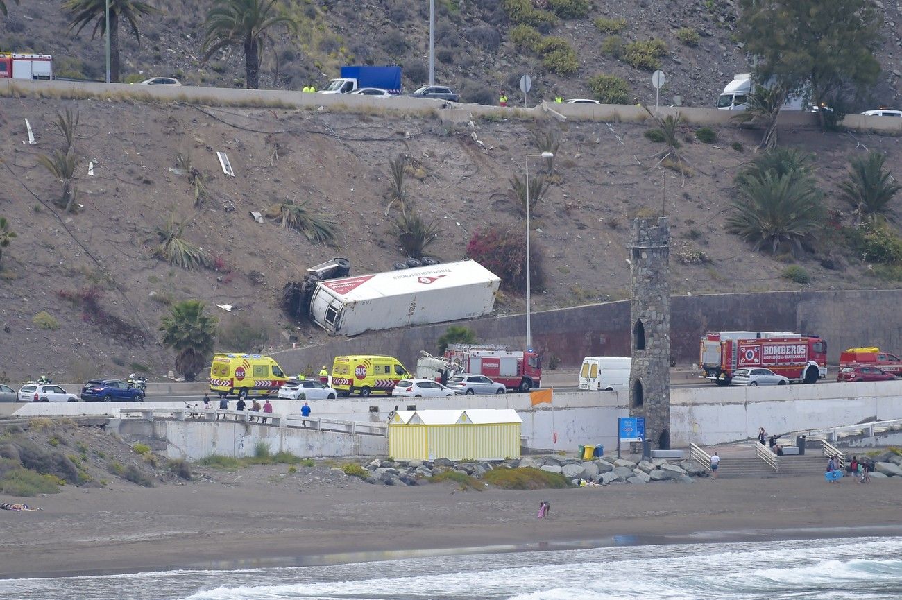 Accidente de un camión en una ladera cerca de La Laja