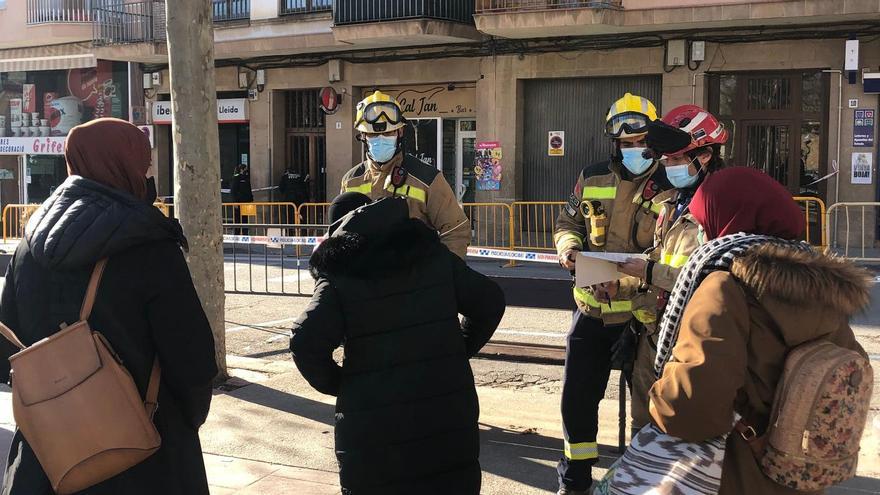 Bombers i alguns veïns dels edificis afectats per l&#039;incendi