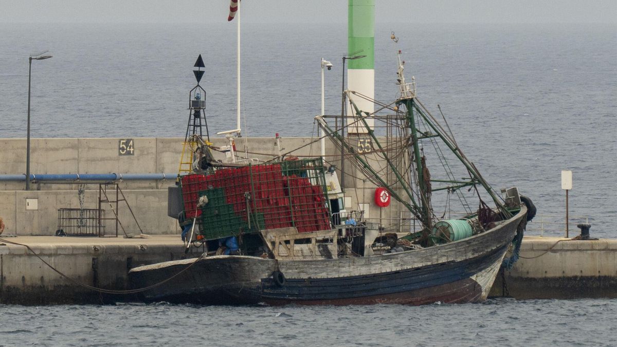 Los catorce tripulantes de un pesquero marroquí piden asilo al llegar a Lanzarote