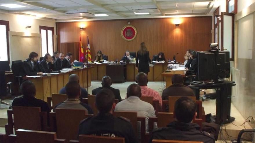 La banda de narcos de la que formaba parte el fugitivo, durante el juicio en la Audiencia de Palma.