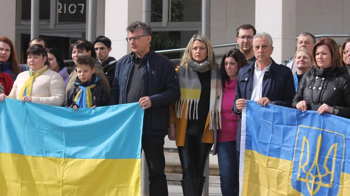 Imagen de la concentración en solidaridad con Ucrania ante el Ayuntamiento de Lucena.