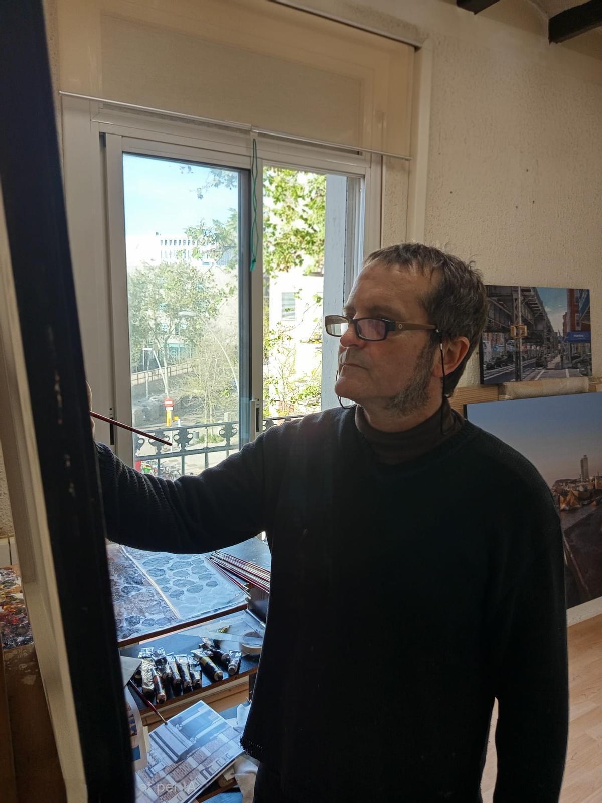 Daniel Cuervo, trabajando en su estudio barcelonés.