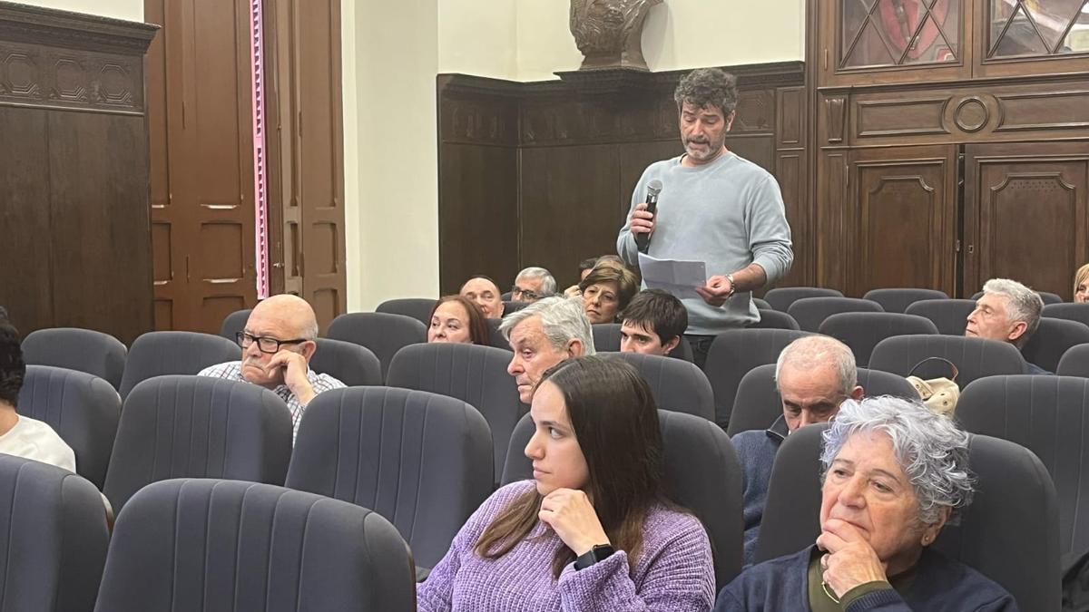 Un portavoz vecinal, en el pleno.