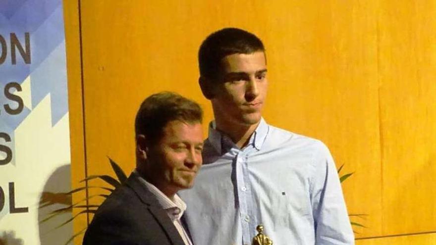 Manuel Mosquera recibe el trofeo al mejor entrenador de Tercera División