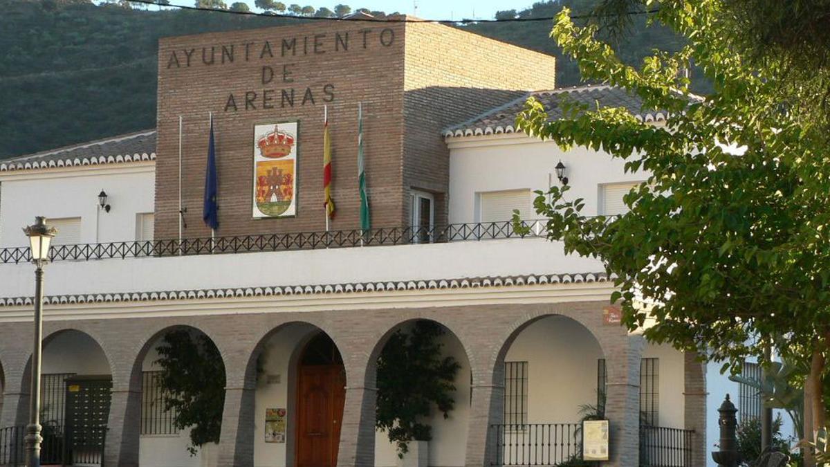 Fachada del Ayuntamiento de Arenas, en una imagen de archivo.