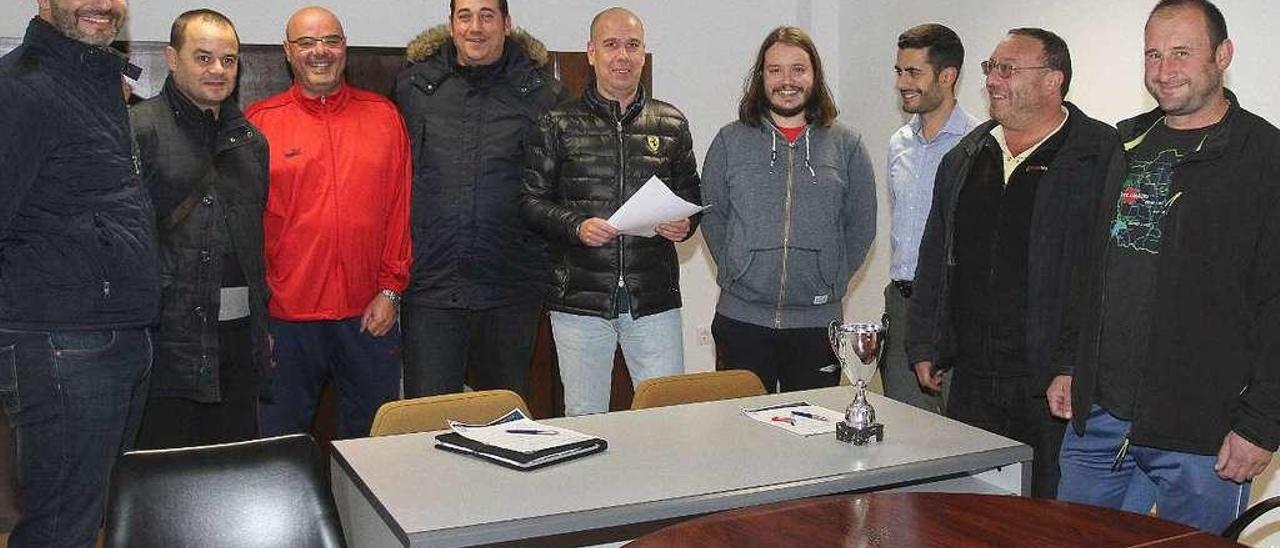 Raúl Rois (centro), con los representantes de los clubes, ayer en el sorteo. // Iñaki Osorio