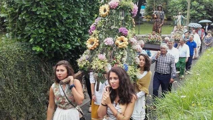 Un momento de la procesión de Biedes (Piloña), ayer.