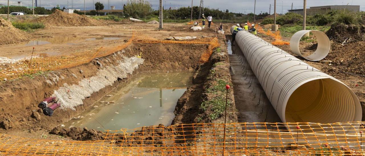 Obras de conducciones de los tanques 
de tormenta junto a la pista de Silla 
e interiores.  germán caballero y acuamed