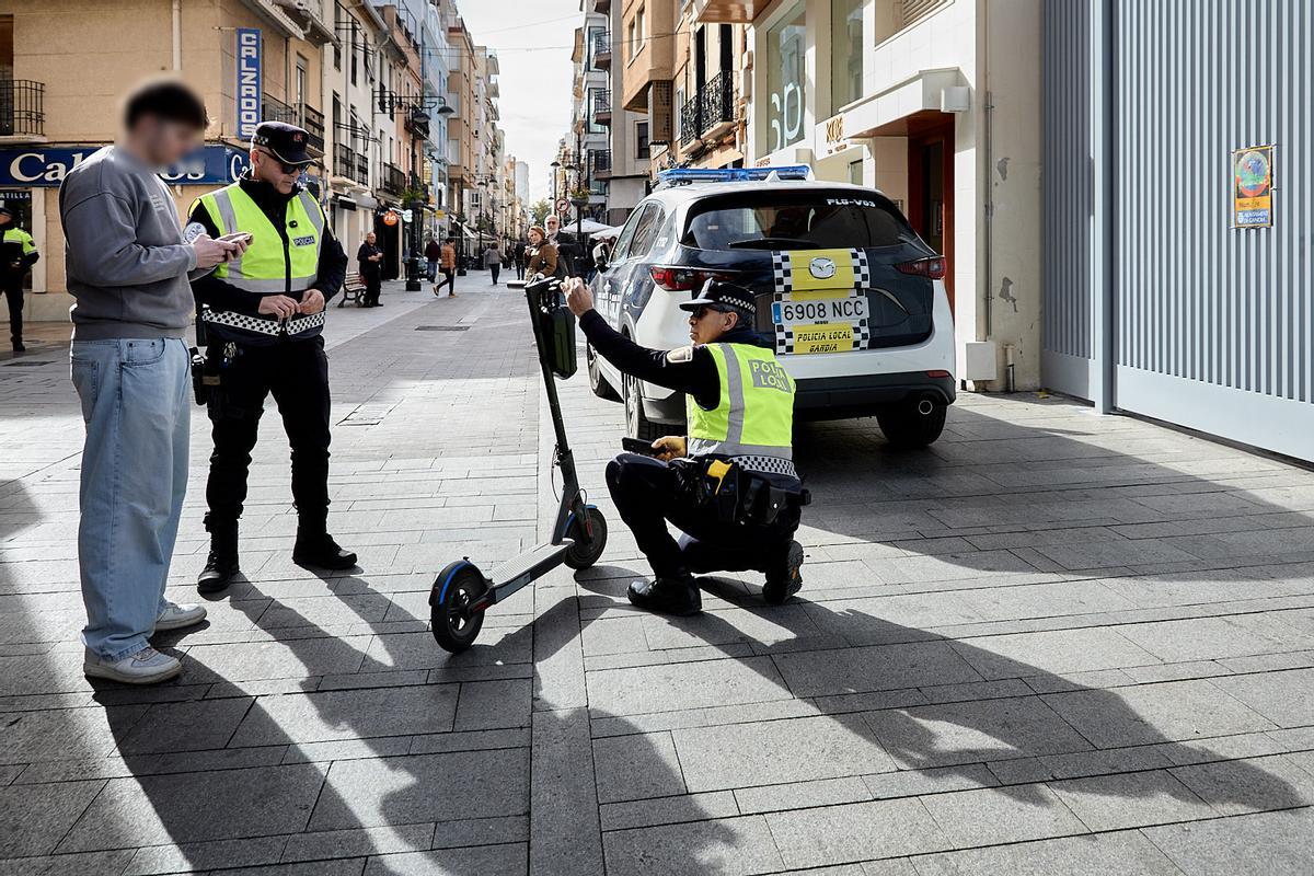 Un control policial de patinetes en Gandia.