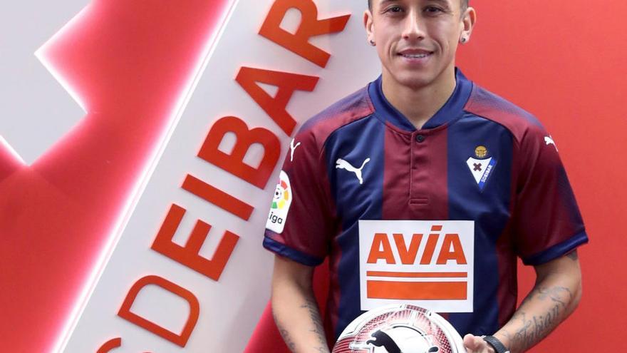 Orellana, durante su presentación con el Eibar // Efe