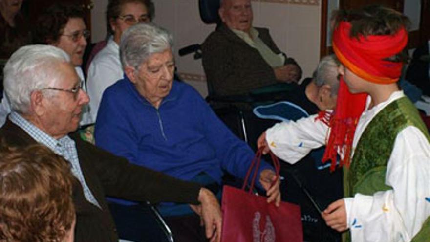 Los Reyes Magos visitan la residencia de Mayores San Martín de Porres de Miajadas