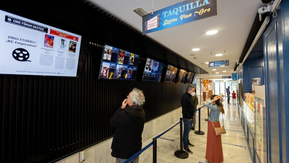 Archivo - Clientes observan la cartelera antes de entrar a una de las salas de los Cines Florida en Vitoria-Gasteiz
