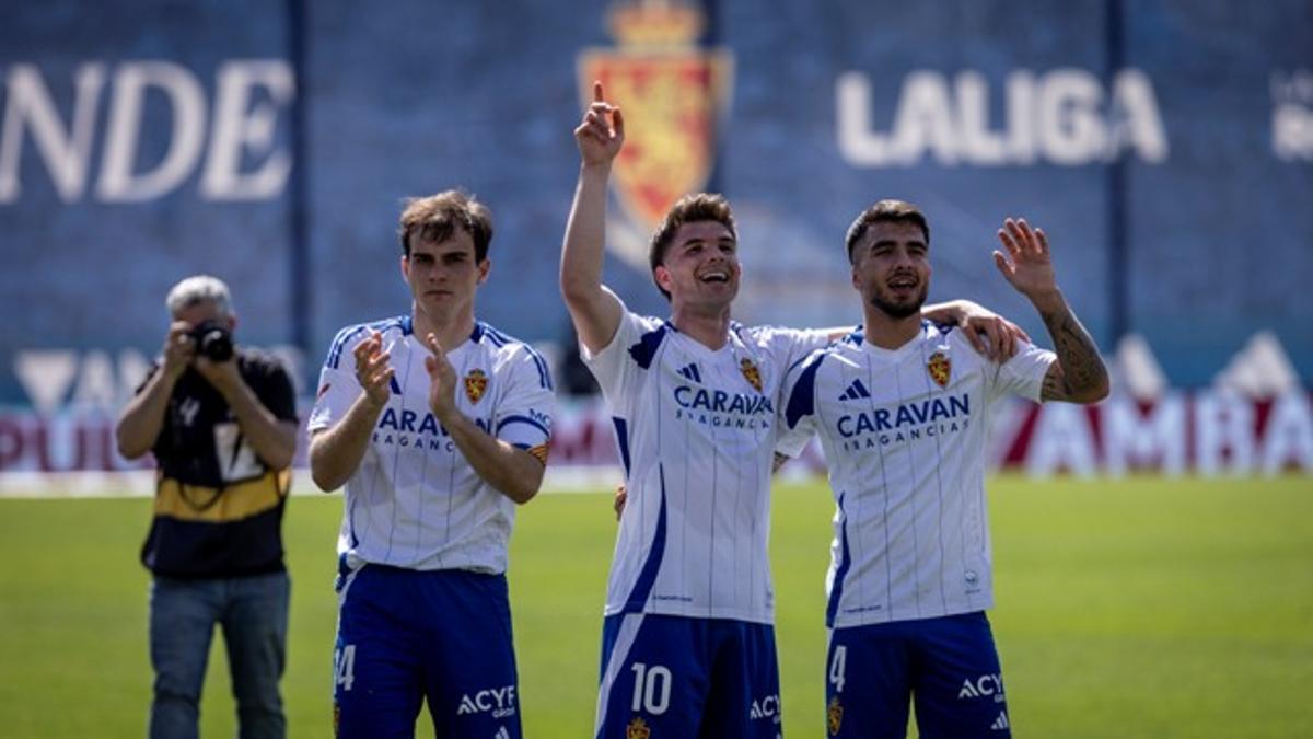 Francho, Guti y Tasende celebran con la afición el triunfo del pasado domingo ante el Mirandés.