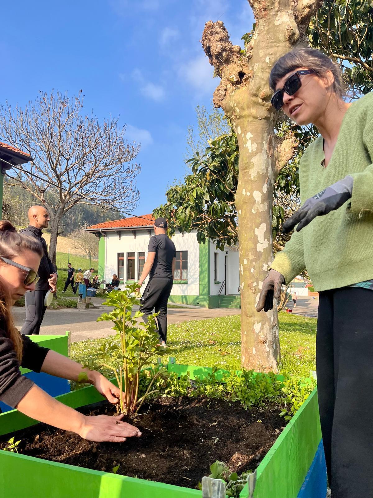 Un grupo, en la zona del jardín.