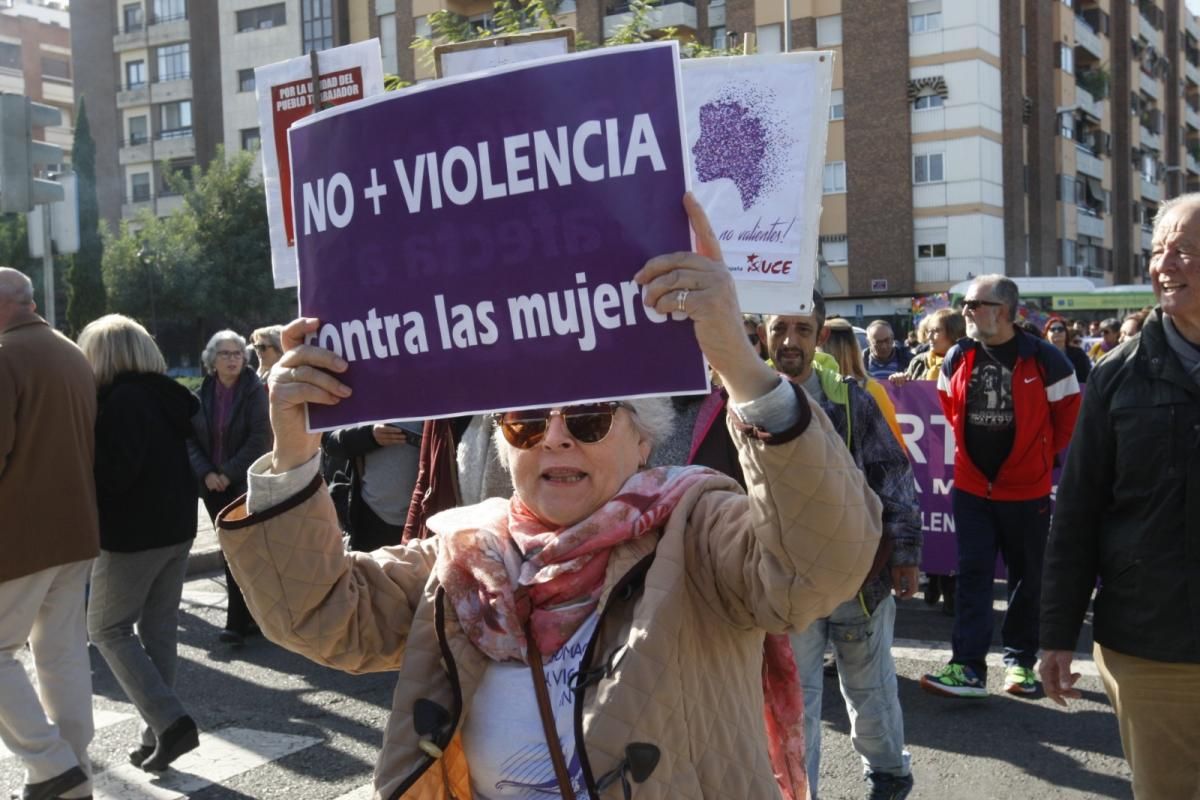 Multitudinaria manifestación contra la violencia hacia la mujeres