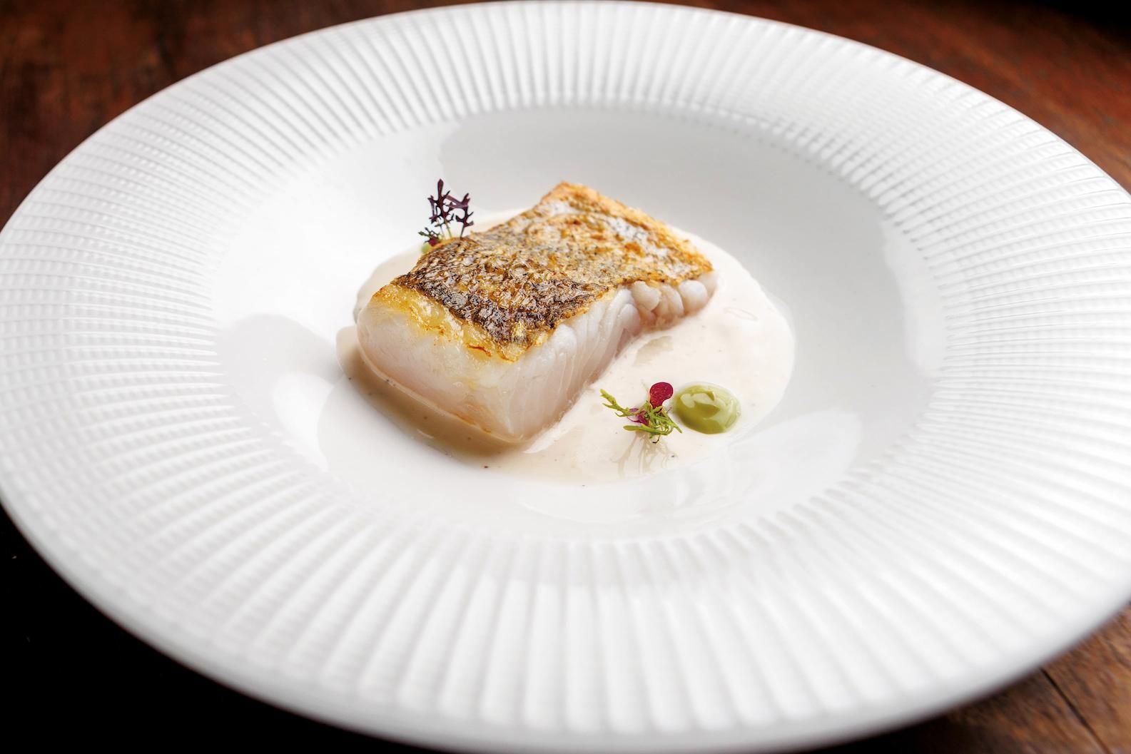 Lomo de Merluza con su Jugo Yodado y Cebolla de Perla Encurtida, en El Nuevo Molino