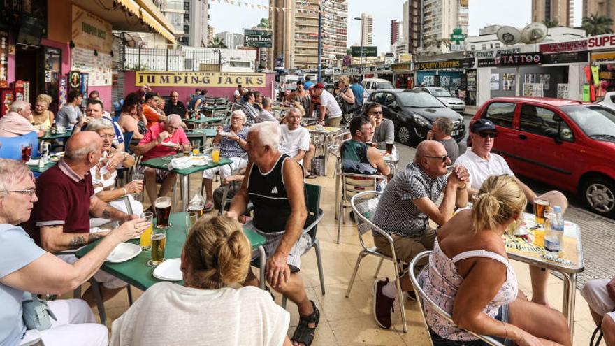 Turistas consumiendo en terrazas en una calle de Benidorm