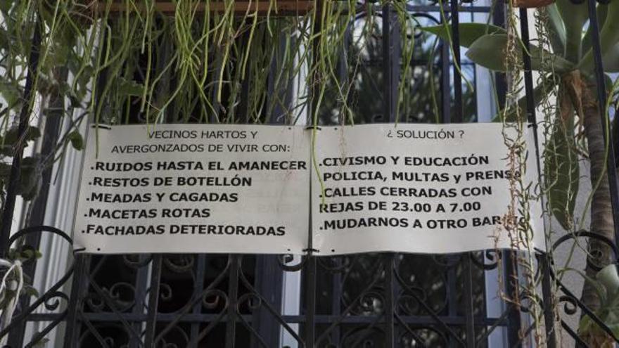 Hasta en los árboles hay carteles de queja contra las consecuencias del botellón.