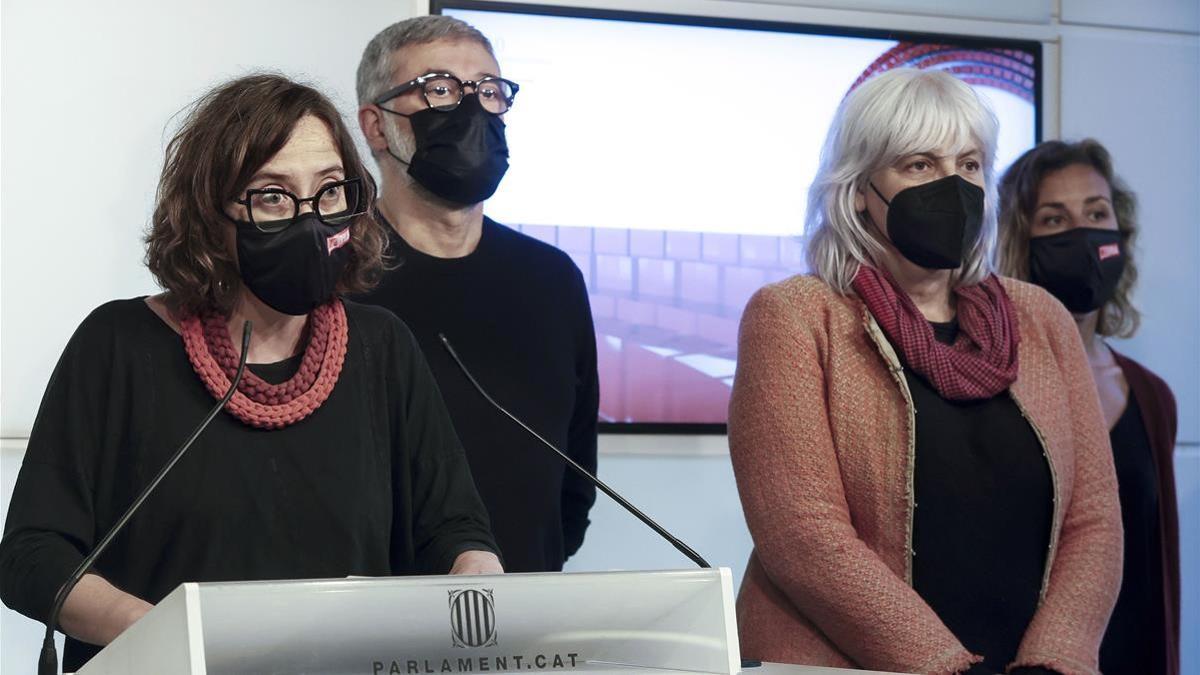 Los diputados de la CUP en la sala de prensa del Parlament.