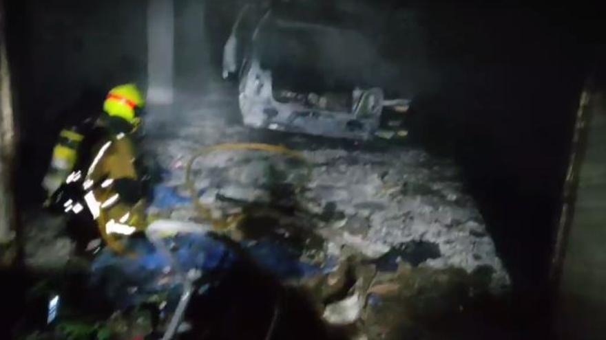 Un incendio provocado calcina un garaje y un vehículo en un chalé abandonado de Torrevieja