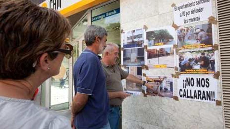 Un momento de la protesta ayer en Almoradí.