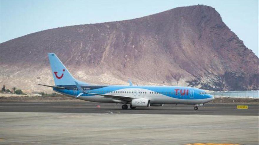 Un avión de TUI a punto de despegar desde el aeropuerto Tenerife Sur.