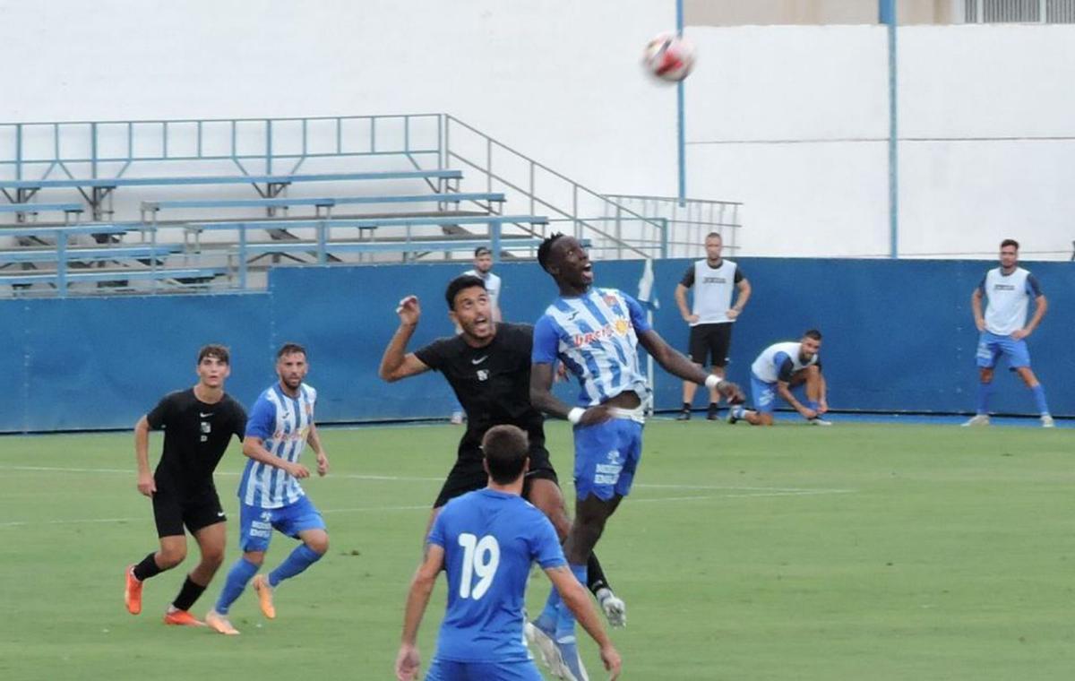 Emaná lucha por un balón aéreo en su etapa en el Águilas. | JAIME ZARAGOZA