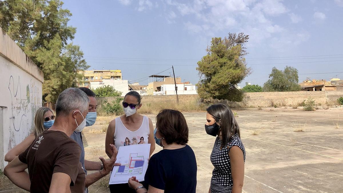 La alcaldesa y la jefa de Urbanismo de la dirección territorial visitaron el recinto.