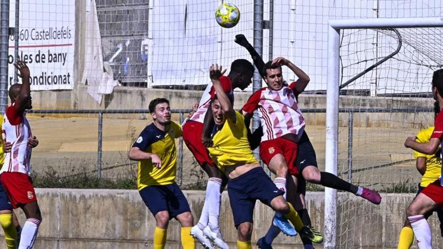 Acció invalidada per falta en un llançament de cantonada a favor del Manresa