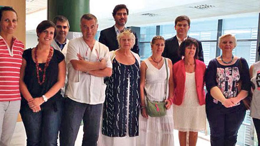 El doctor Estrada, junto a varias pacientes y el conseller Sansaloni y el gerente de Son Espases, Víctor Ribot.