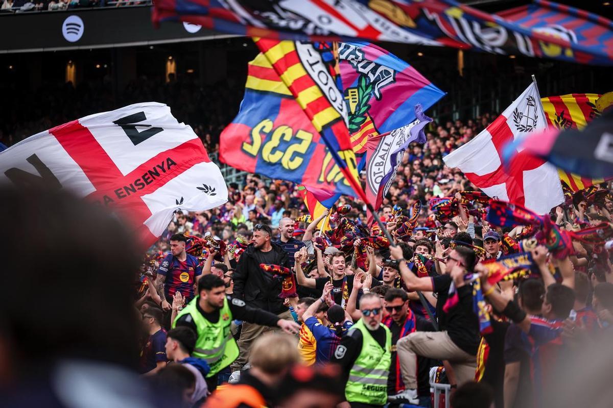 El espectacular ambiente en la Grada d'Animació