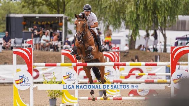 Jesús Garmendia durante un salto en la jornada de ayer en el CHAS. | SANTORI
