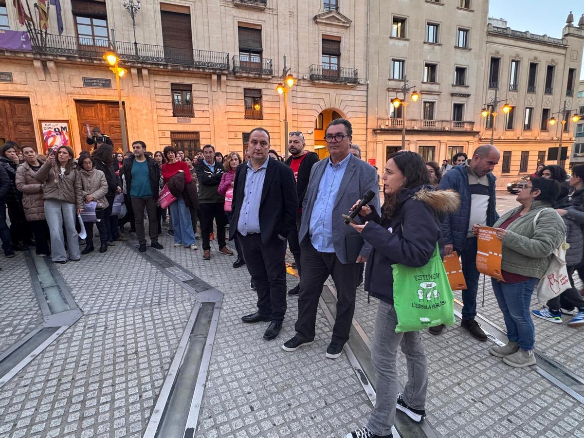 Los tres miembros del Consejo Escolar Municipal de Alcoy que han leído el manifiesto