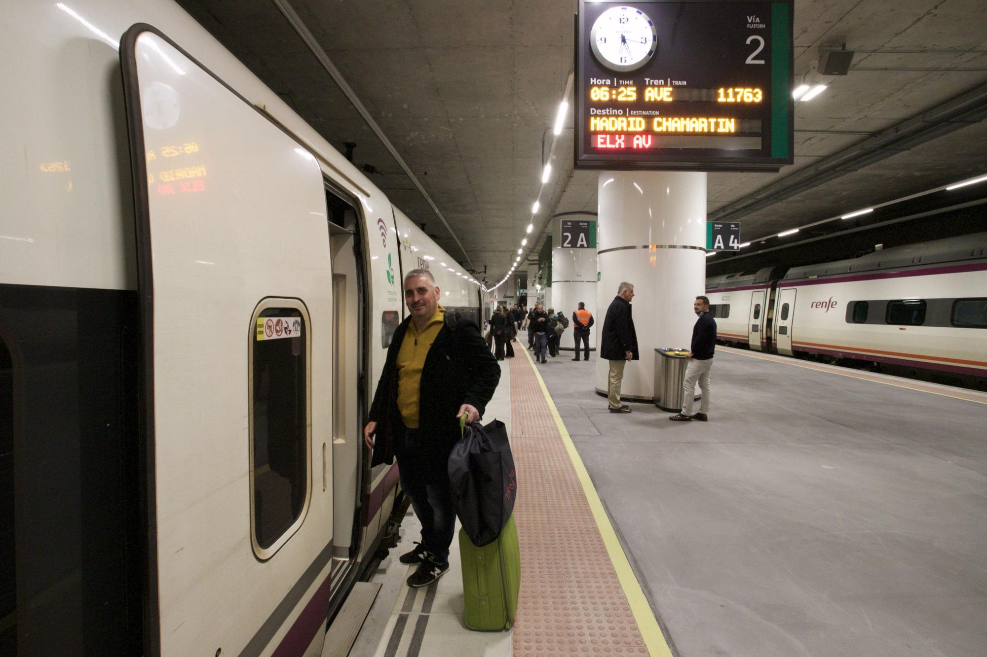 Así ha sido el primer día del AVE Murcia-Madrid y de Cercanías Avant en la estación del Carmen