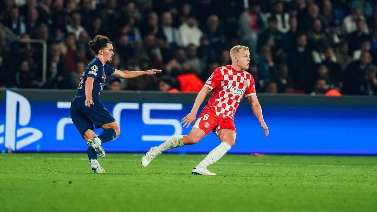 Donny, en una acción del juego junto a Vitinha