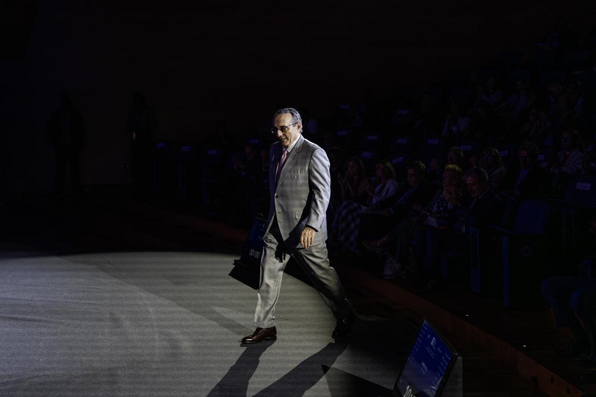 Javier Moll, presidente de Prensa Ibérica, se dirige al estrado para intervenir en el foro.