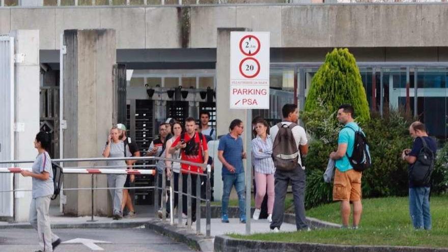 Trabajadores, ayer en la planta de Balaídos por la tarde en el cambio de turno. // José Lores