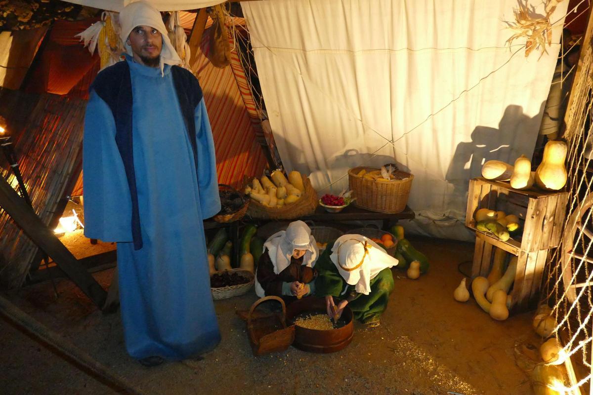 La 42a edició del Pessebre Vivent de Peralada manté viva la tradició recorrent el centre històric del poble