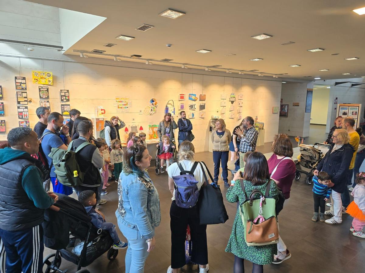 Asistentes a la inauguración de la exposición.