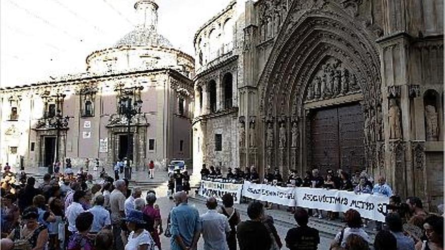 Un centenar de personas se reunió ayer en la Catedral para exigir respuestas junto a las víctimas.