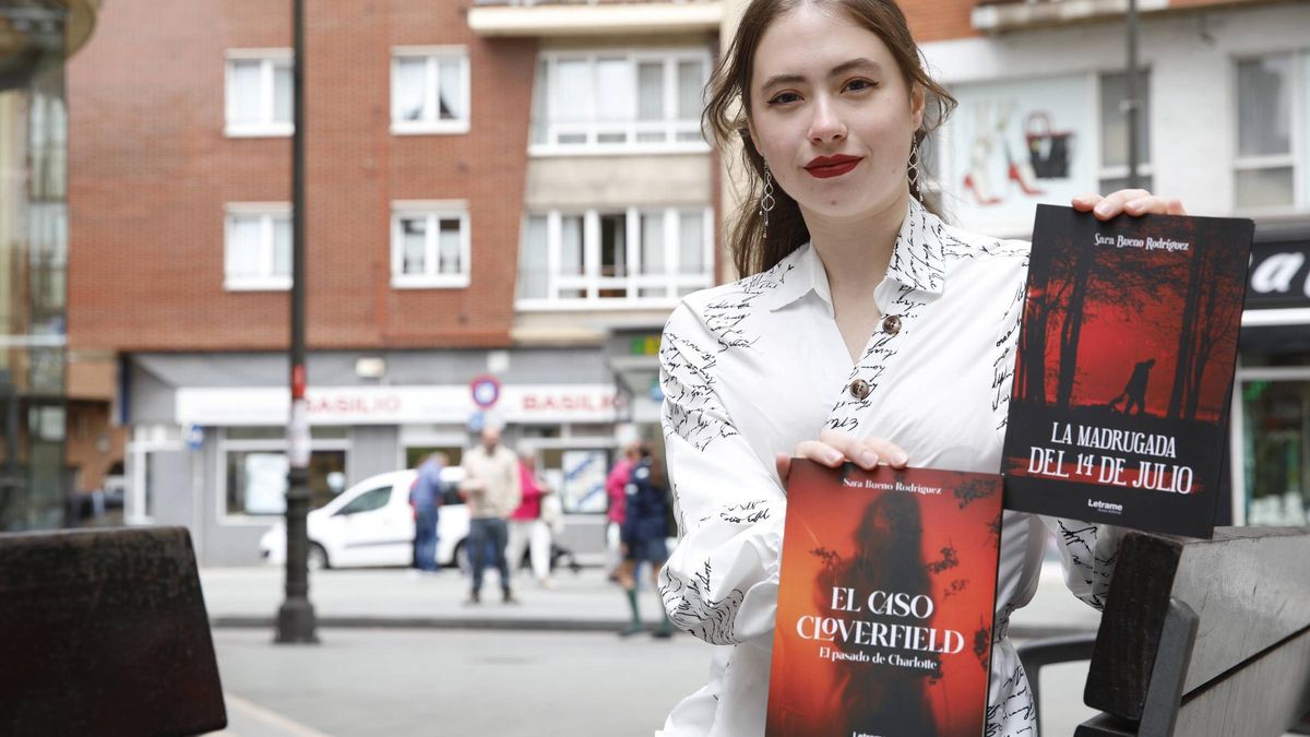 Sara Bueno Rodríguez, ayer, en La Calzada, con sus libros "El caso Cloverfield" y "La madrugada del 14 de julio".