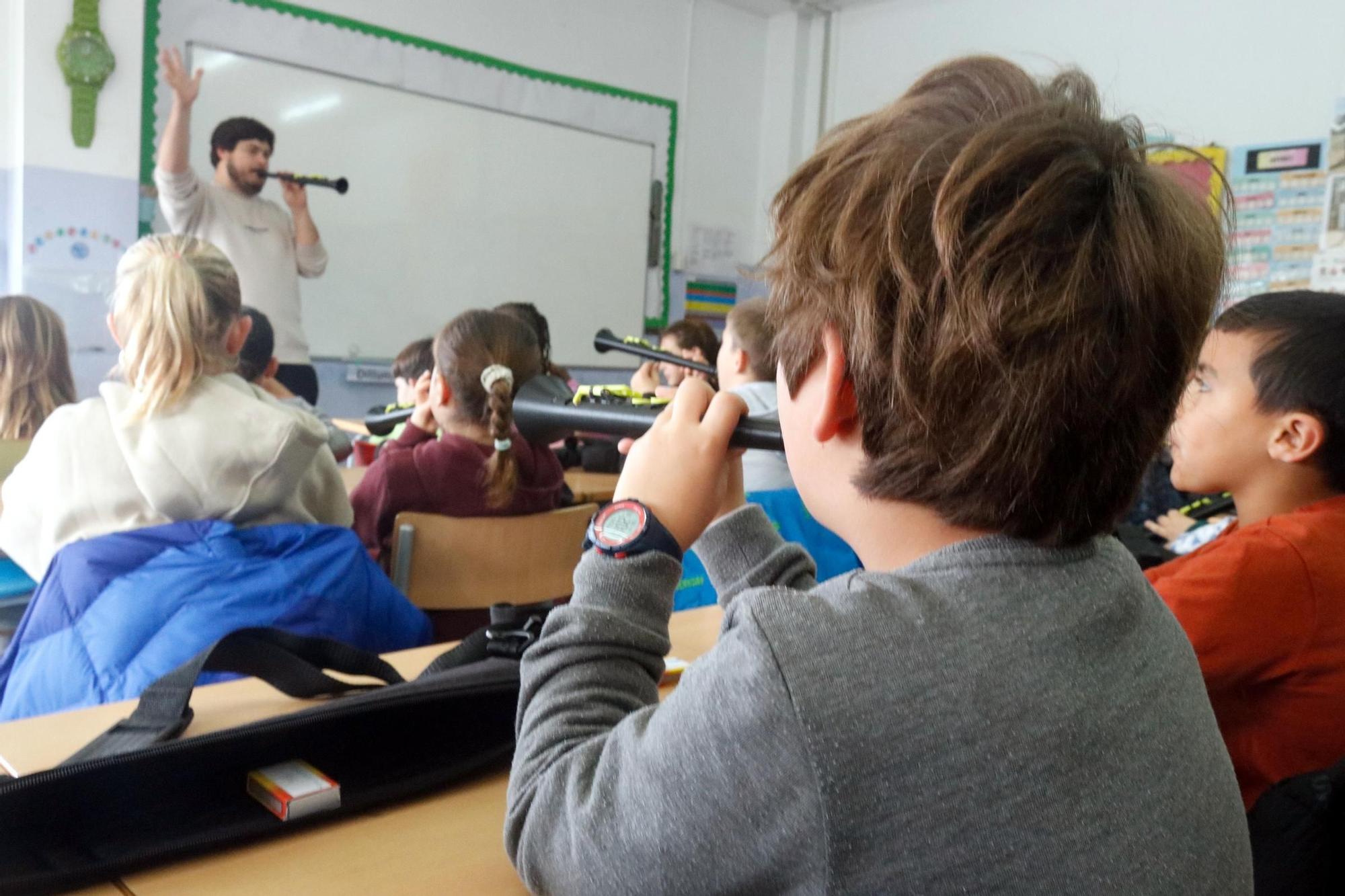 La cobla arriba a les escoles de la Bisbal d'Empordà amb instruments impresos en 3D