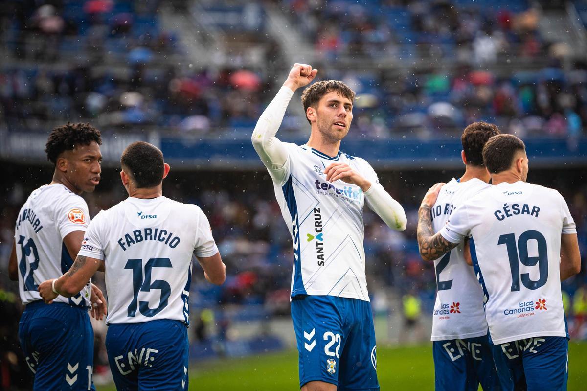 Gastón Valles celebra un gol.