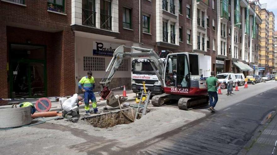 La avería de un colector corta un carril en la calle del Norte