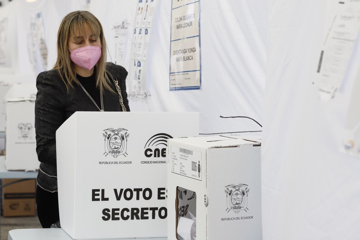 Los ecuatorianos residentes en la Región votan en las elecciones de su país