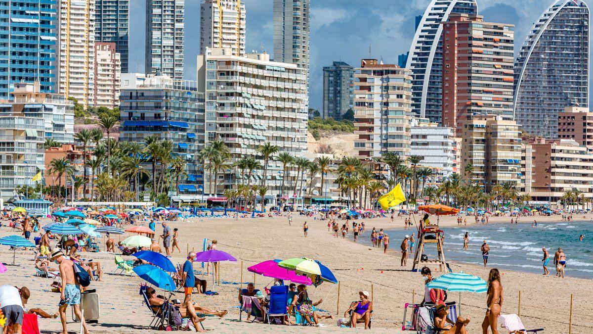 Bañistas en la playa de Levante de Benidorm durante el puente de octubre.