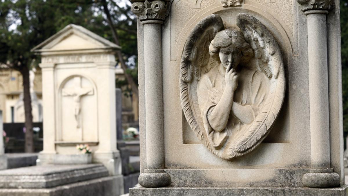 En imágenes | El cementerio de Zaragoza, un museo al aire libre que se engalana para el Día de Todos los Santos