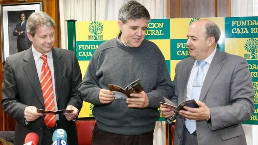 Ricardo Flecha, presidente de la asociación, entre Ángel Luis Crespo y Feliciano Ferrero.