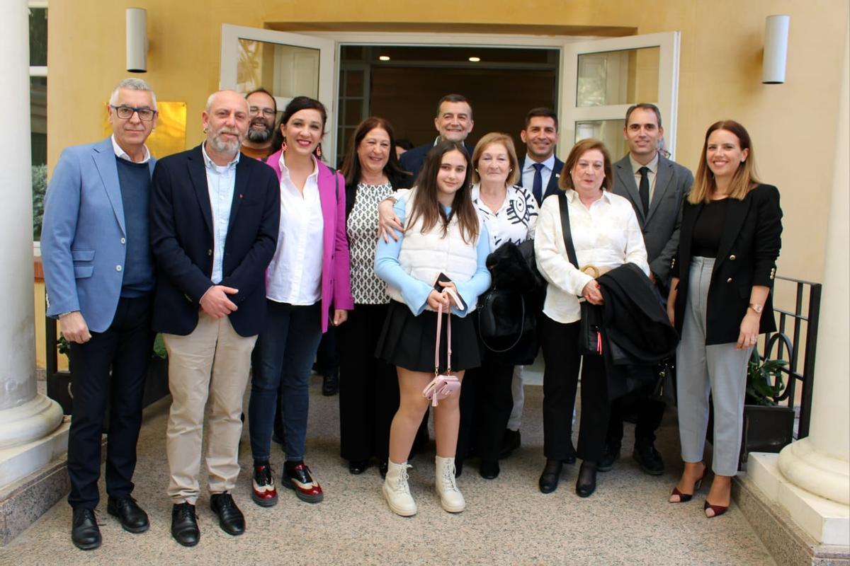 La familia Caparrós, con los representantes de IU.