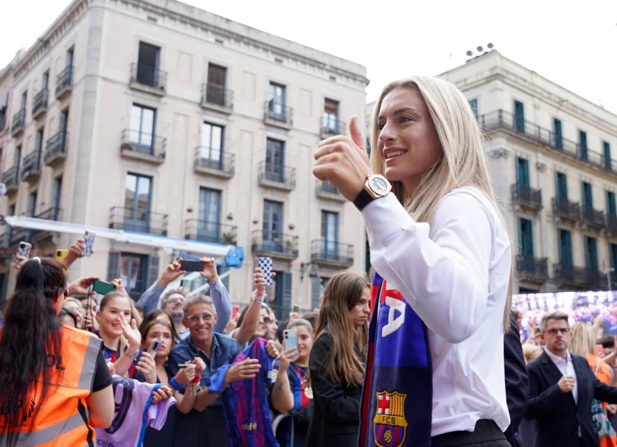 El Barça femenino celebra en la plaça Sant jaume